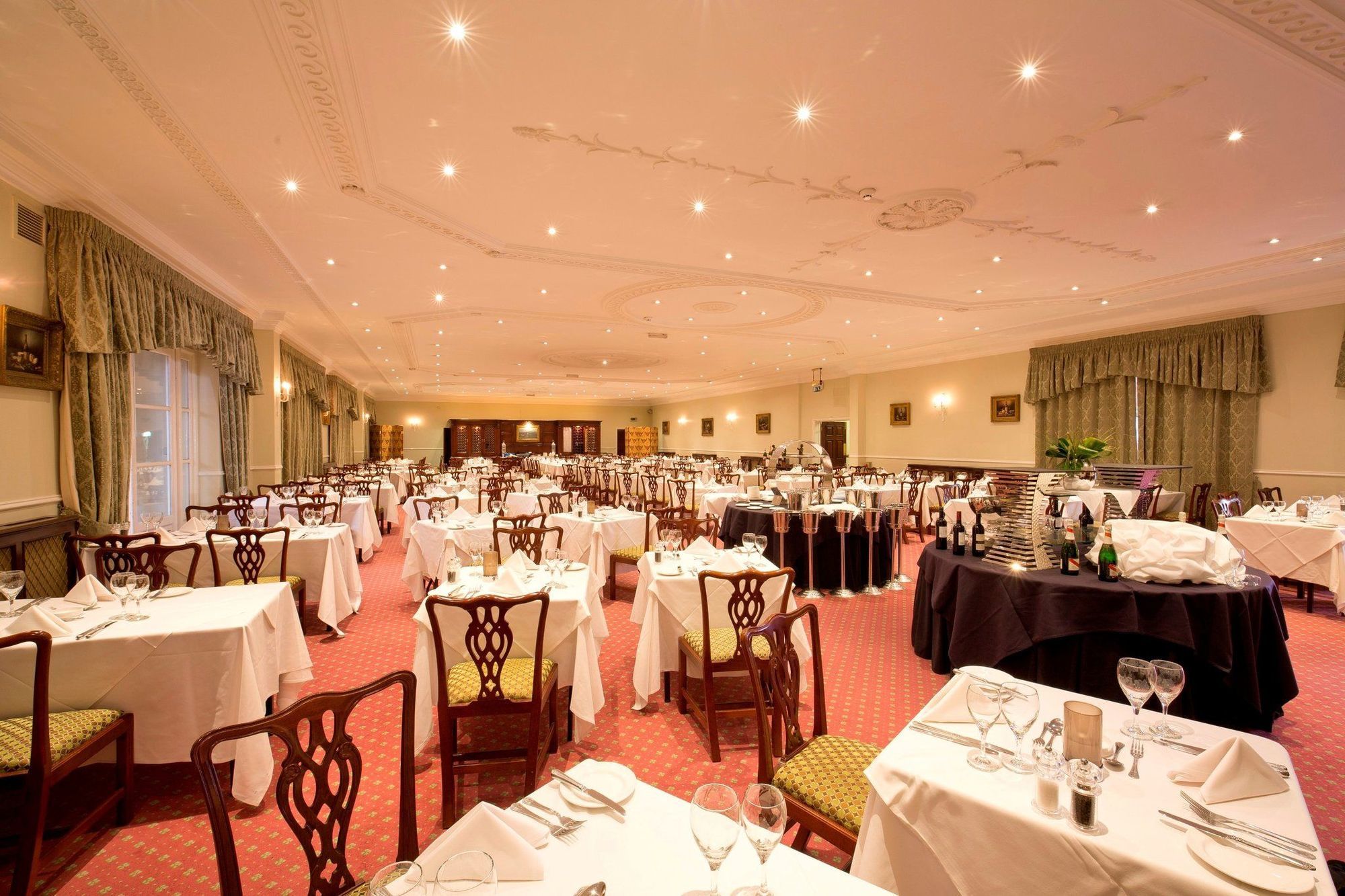 ホテル ウィットルベリー パーク Whittlebury レストラン 写真