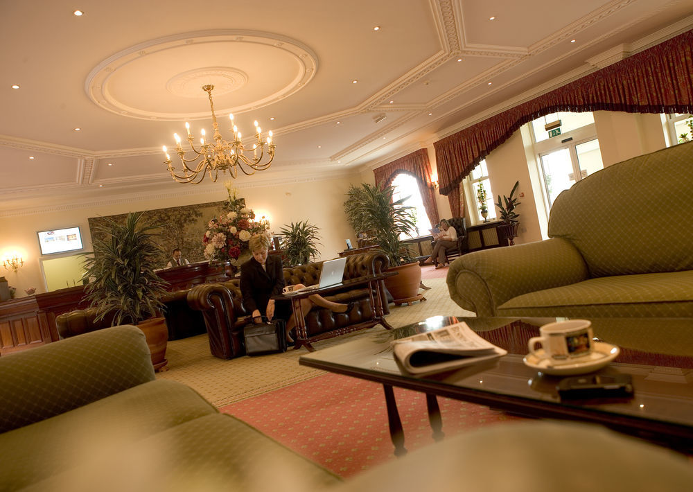 ホテル ウィットルベリー パーク Whittlebury エクステリア 写真