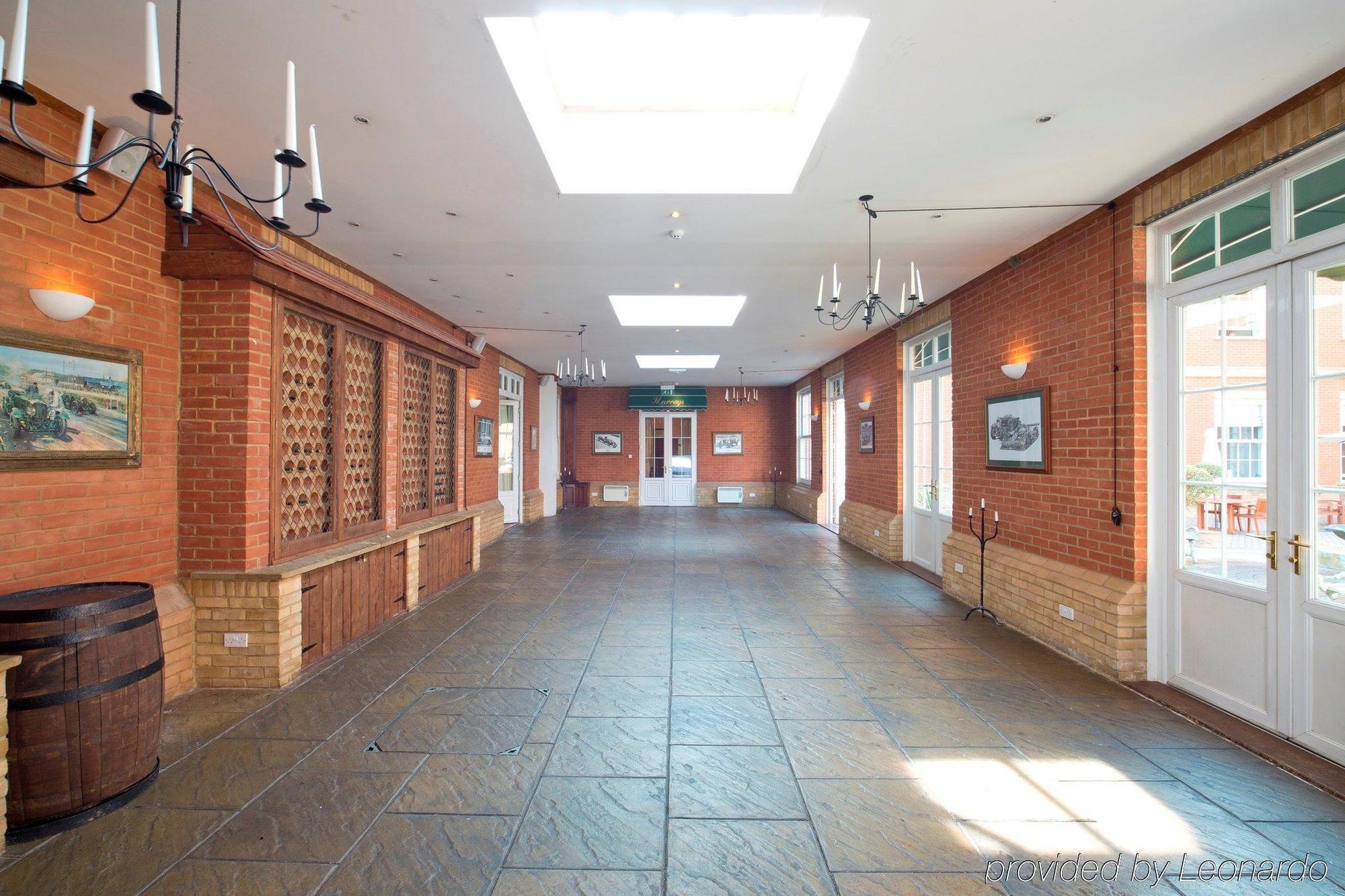 ホテル ウィットルベリー パーク Whittlebury エクステリア 写真