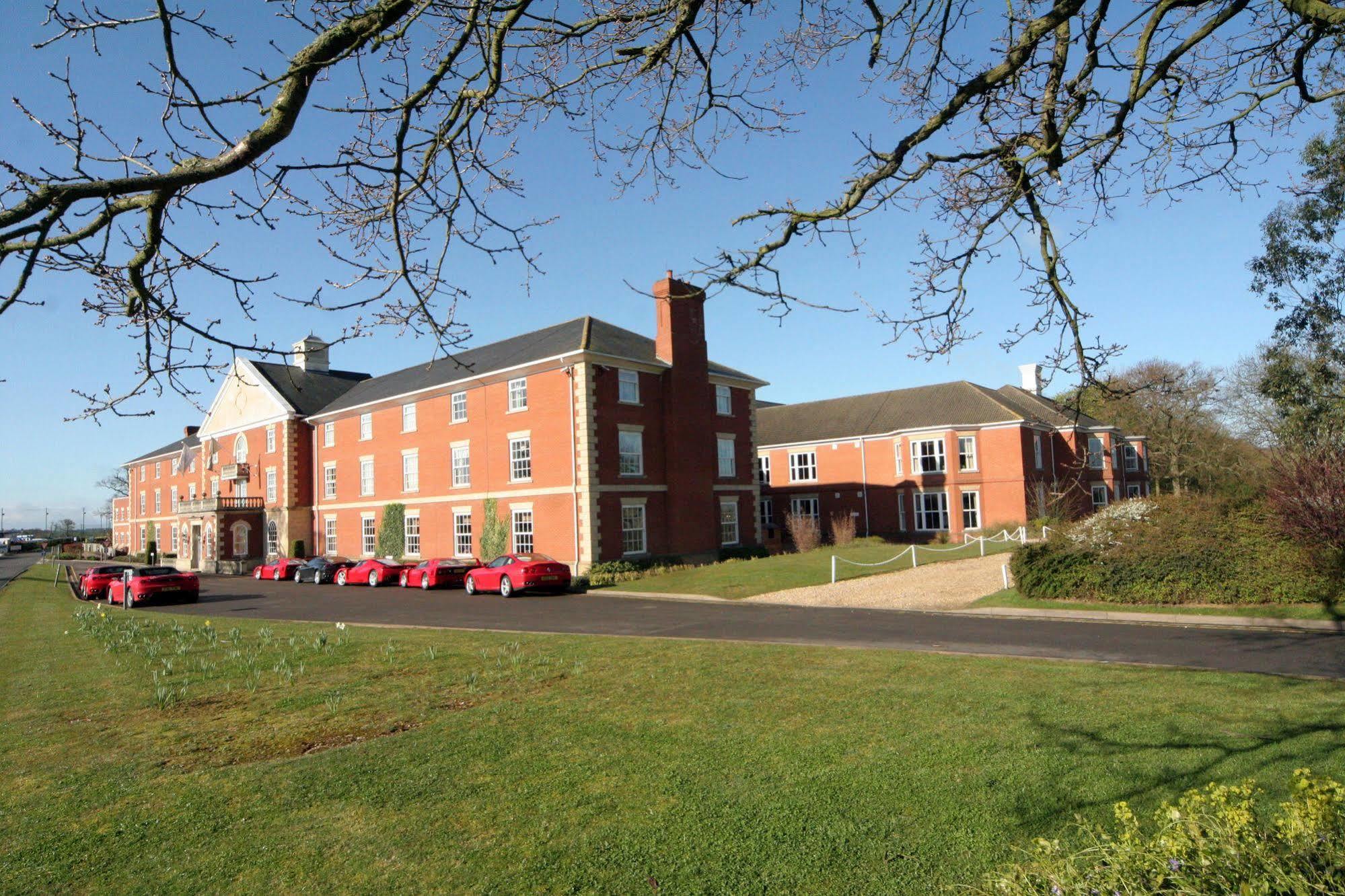 ホテル ウィットルベリー パーク Whittlebury エクステリア 写真